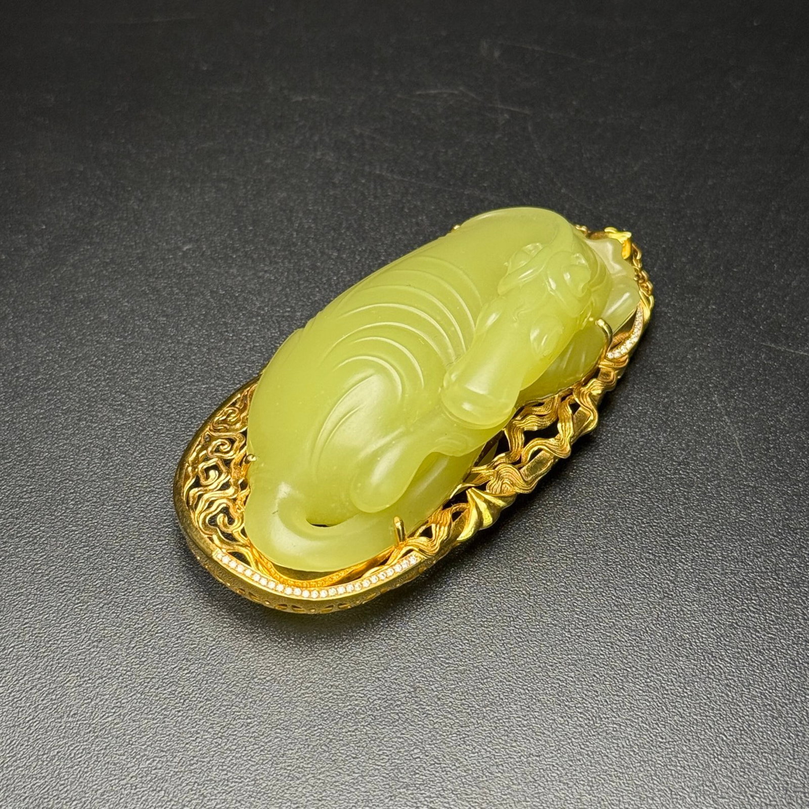 An Exquisite Yellow Jade Inlaid Gold Horse Ornament: An Exquisite Yellow Jade Inlaid Gold Horse Ornament,Qing Dynasty,China,Size:72mmx35mmx22mm,Weight:60g 黄玉镶金骏马摆件,中国清代