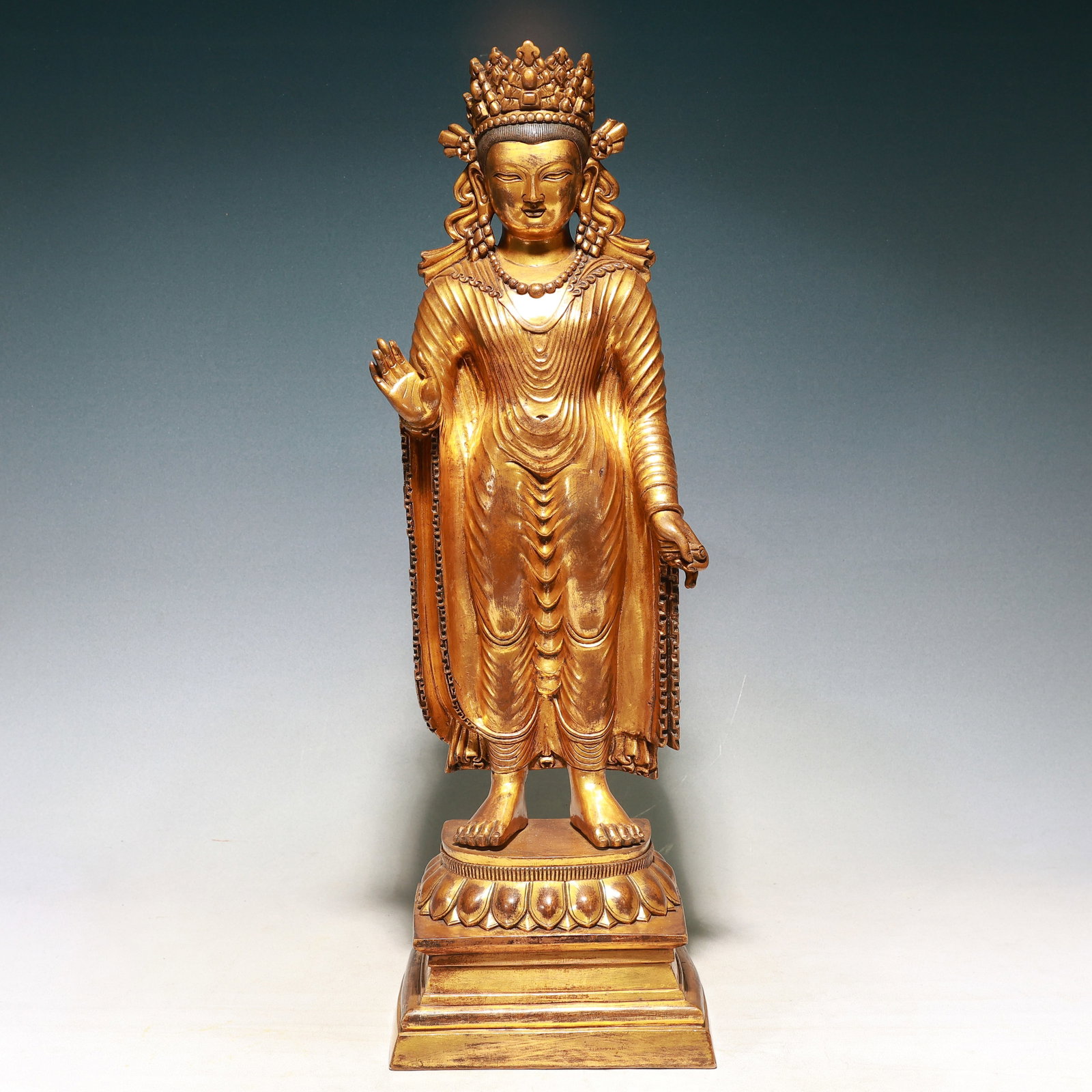 A Solemn Gilt Bronze Statue of Avalokitesvara: A Solemn Gilt Bronze Statue of Avalokitesvara,Qing Dynasty, China,Size:8.7inx5.5inx27.6in,Weight:16750g 铜鎏金观音像,中国清代