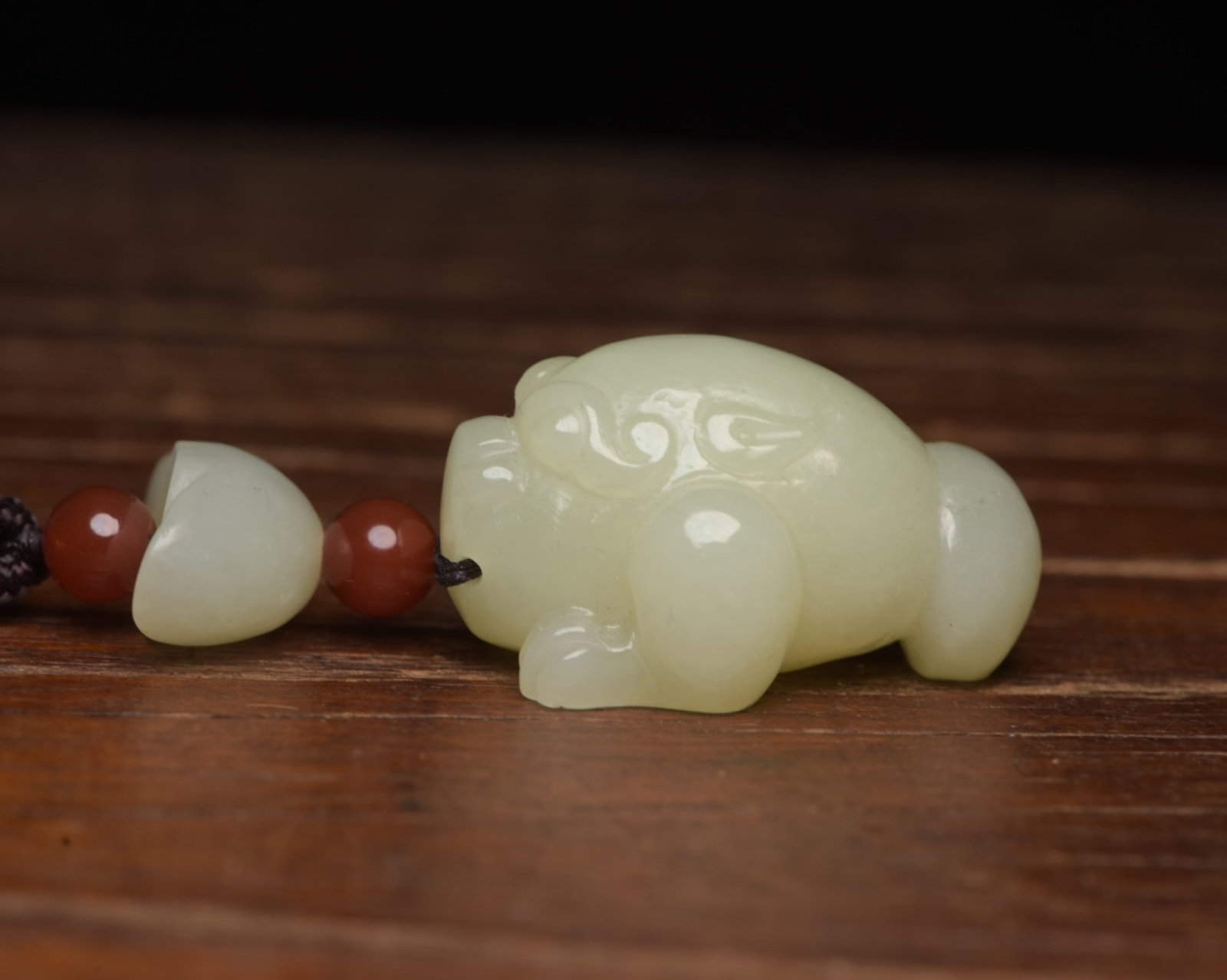An Exquisite White Jade Golden Toad Pendant: An Exquisite White Jade Golden Toad Pendant,Qing Dynasty,China,Size:1.6inx1.1inx0.9in,Weight:47g 白玉金蟾挂件,中国清代