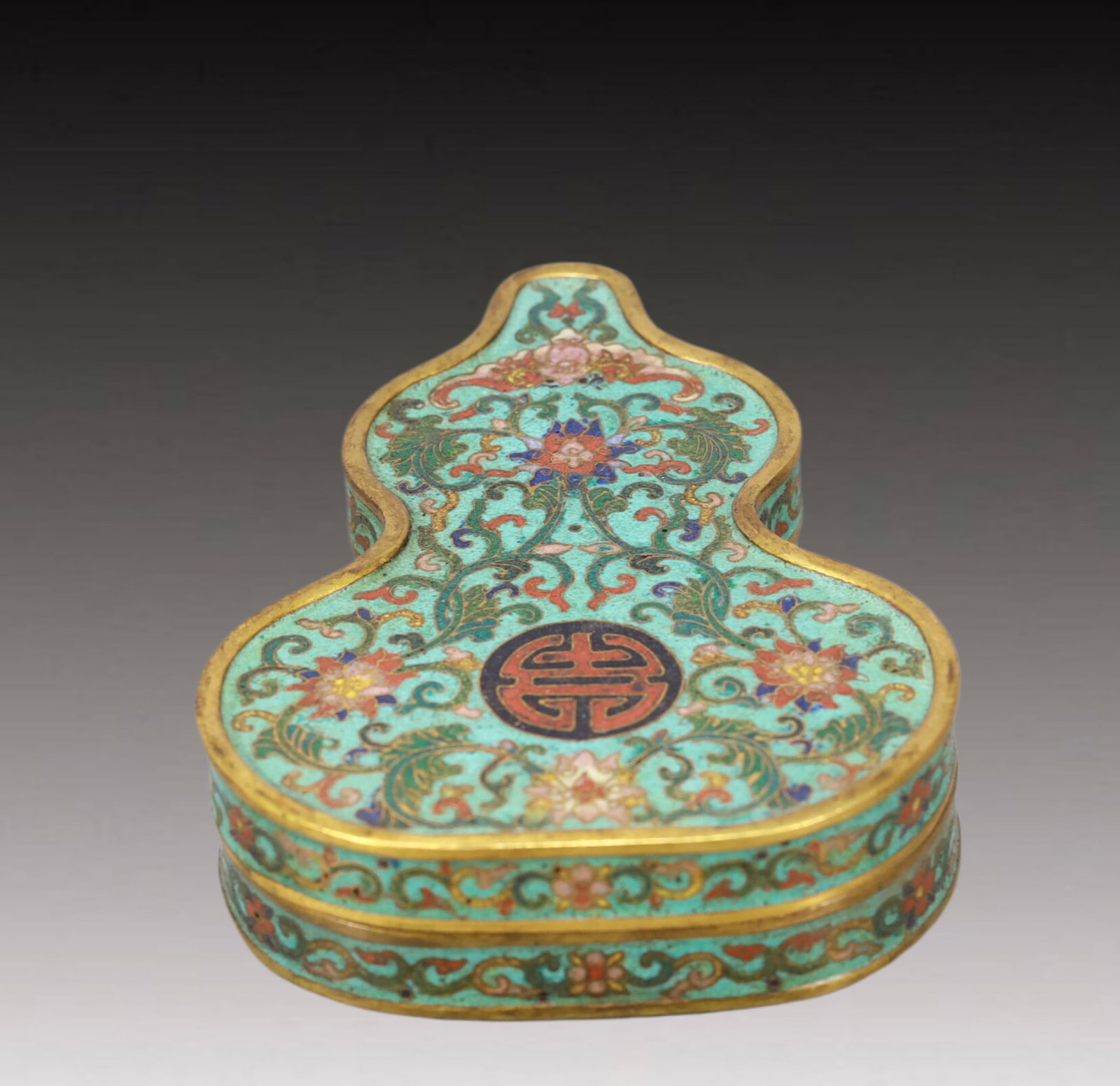 An Exquisite Cloisonne Lotus and Bats Pattern Gourd-Shaped Cover Box: An Exquisite Cloisonne Lotus and Bats Pattern Gourd-Shaped Cover Box,Qing Dynasty,China,Qianlong Four-character Mark,Size:5.3inx1.2in,Weight:500g 景泰蓝缠枝莲ඈ