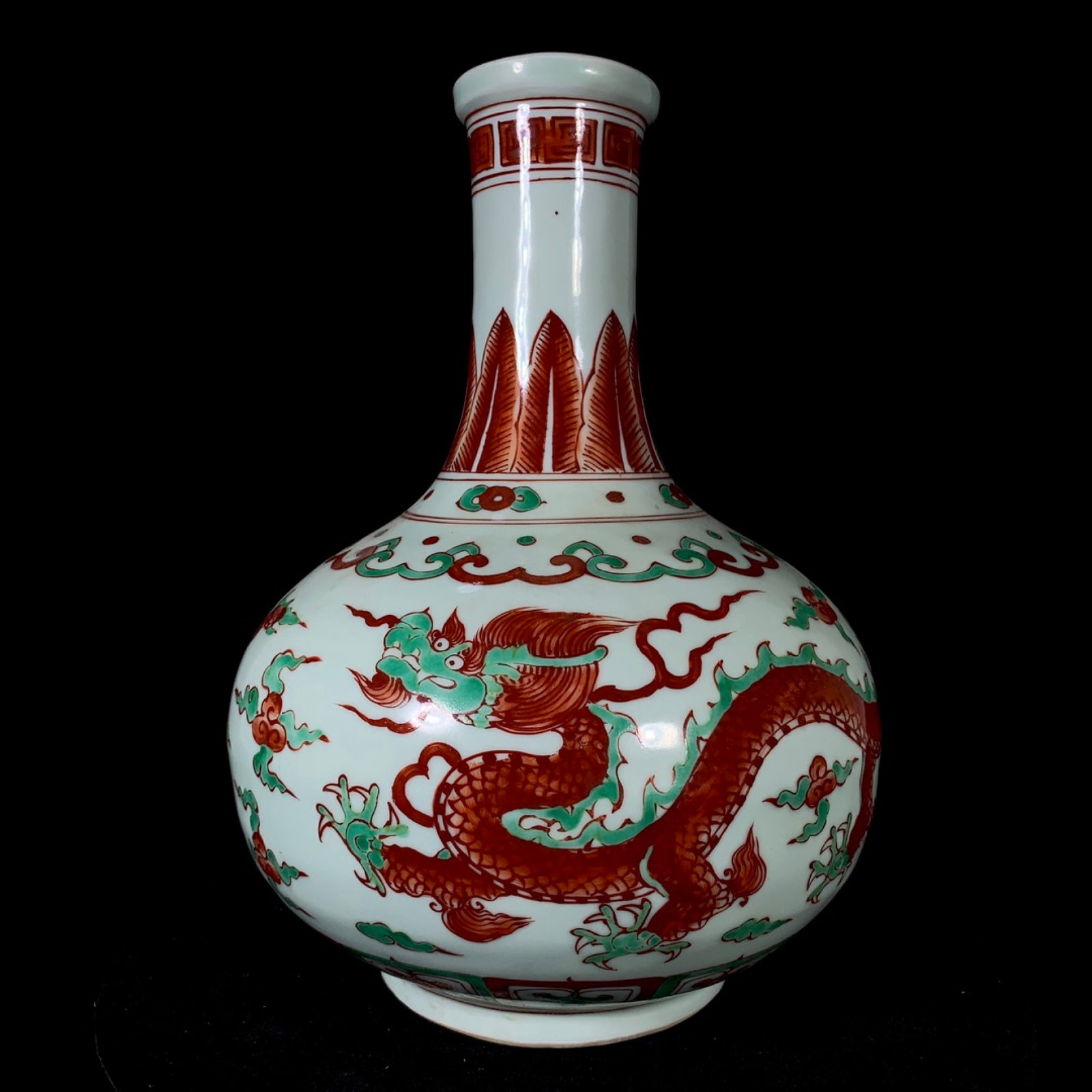 An Exquisite Red and Green Color Dragon Pattern Vase (1 of 9)