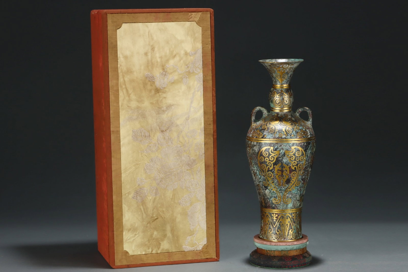 An Archaic Bronze Inlaid Gold Beast Pattern Double-Ears Vase,With Inscription: An Archaic Bronze Inlaid Gold Beast Pattern Double-Ears Vase,With Inscription,the Warring States period in China,Size:12.2inx4.7in 青铜错金兽纹双耳ī