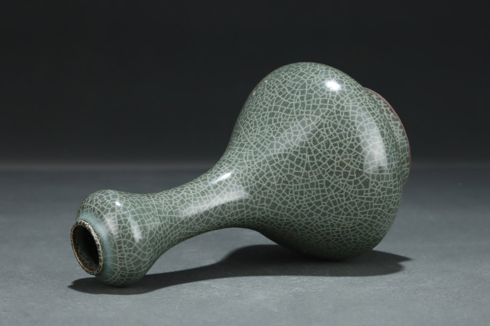 An Exquisite Guan yao Celadon Glazed Jar: An Exquisite Guan yao Celadon Glazed Jar,Song Dynasty,China,Size:3.7inx4.3in 官窑青釉罐,中国宋代
