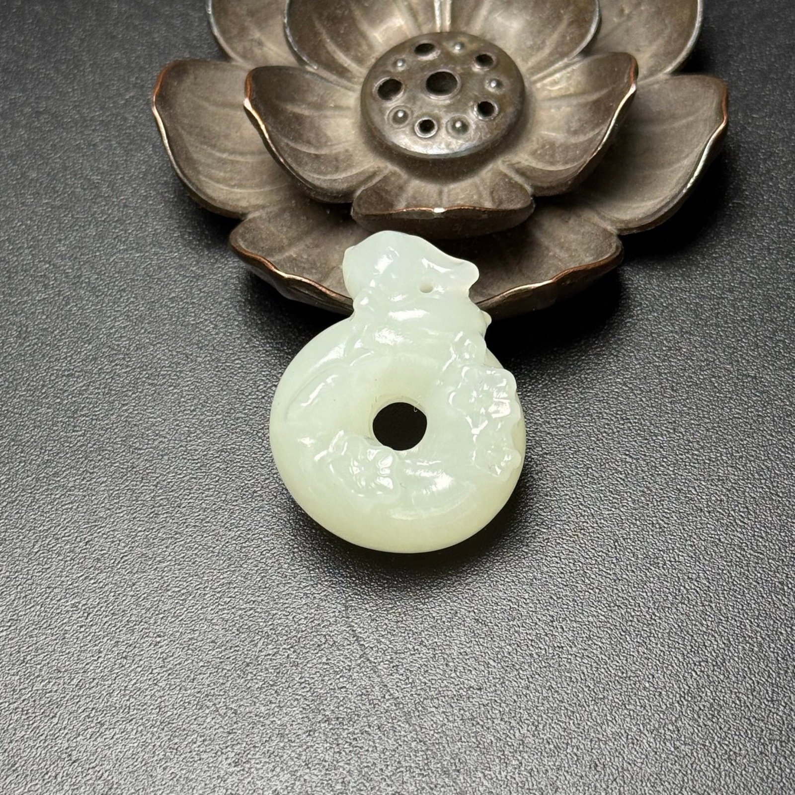 An Exquisite White Jade Rabbit Pendant: An Exquisite White Jade Rabbit Pendant,Qing Dynasty,China,Size:25mmx32mmx13mm,Weight:14g 白玉兔子挂件,中国清代