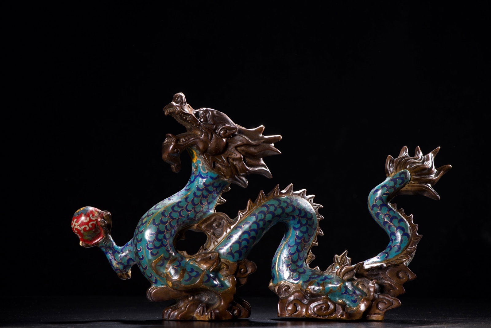 An Exquisite Cloisonne Dragon Ornament: An Exquisite Cloisonne Dragon Ornament,Qing Dynasty,China,Size:10.2inx3.1inx17.7in,Weight:4120g 景泰蓝龙摆件,中国清代