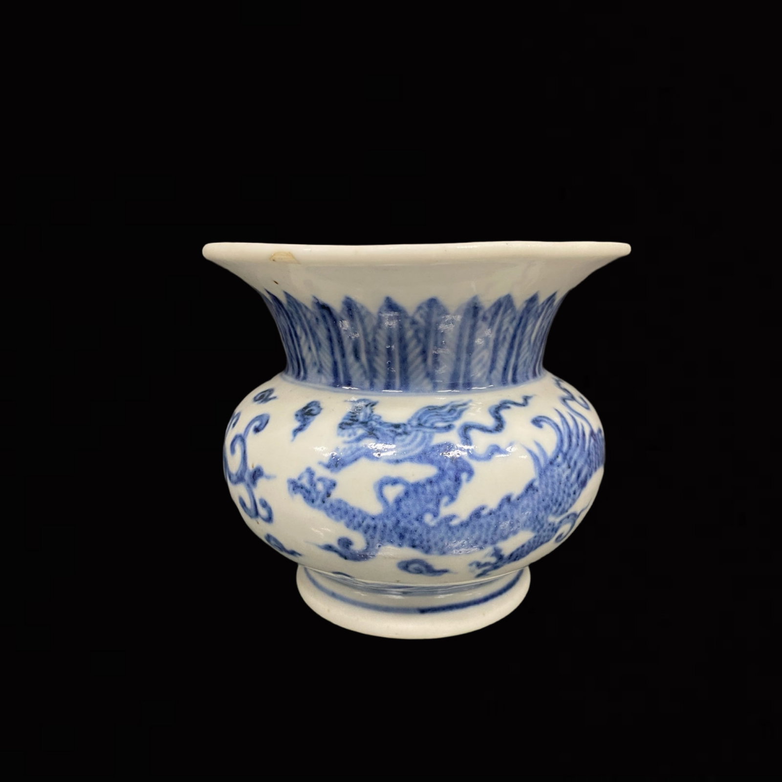 An Exquisite Blue and White Dragon Pattern Jar: An Exquisite Blue and White Dragon Pattern Jar,Qing Dynasty,China,Size:4.9inx5.4in 青花龙纹罐,中国清代