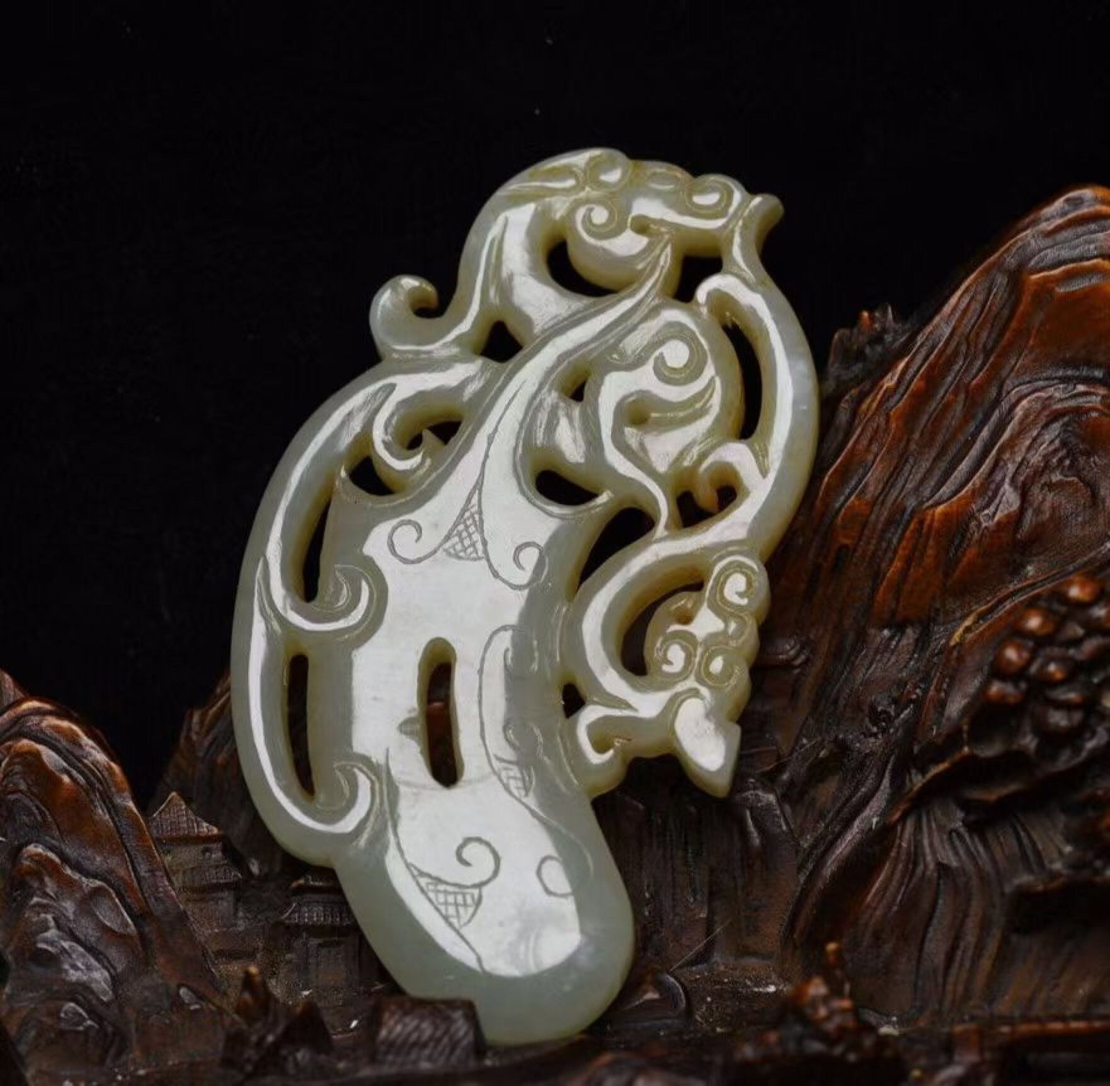 An Exquisite White Jade Dragon Pendant: An Exquisite White Jade Dragon Pendant,Qing Dynasty,China,Size:3inx1.7inx0.3in,Weight:39g 白玉龙牌,中国清代