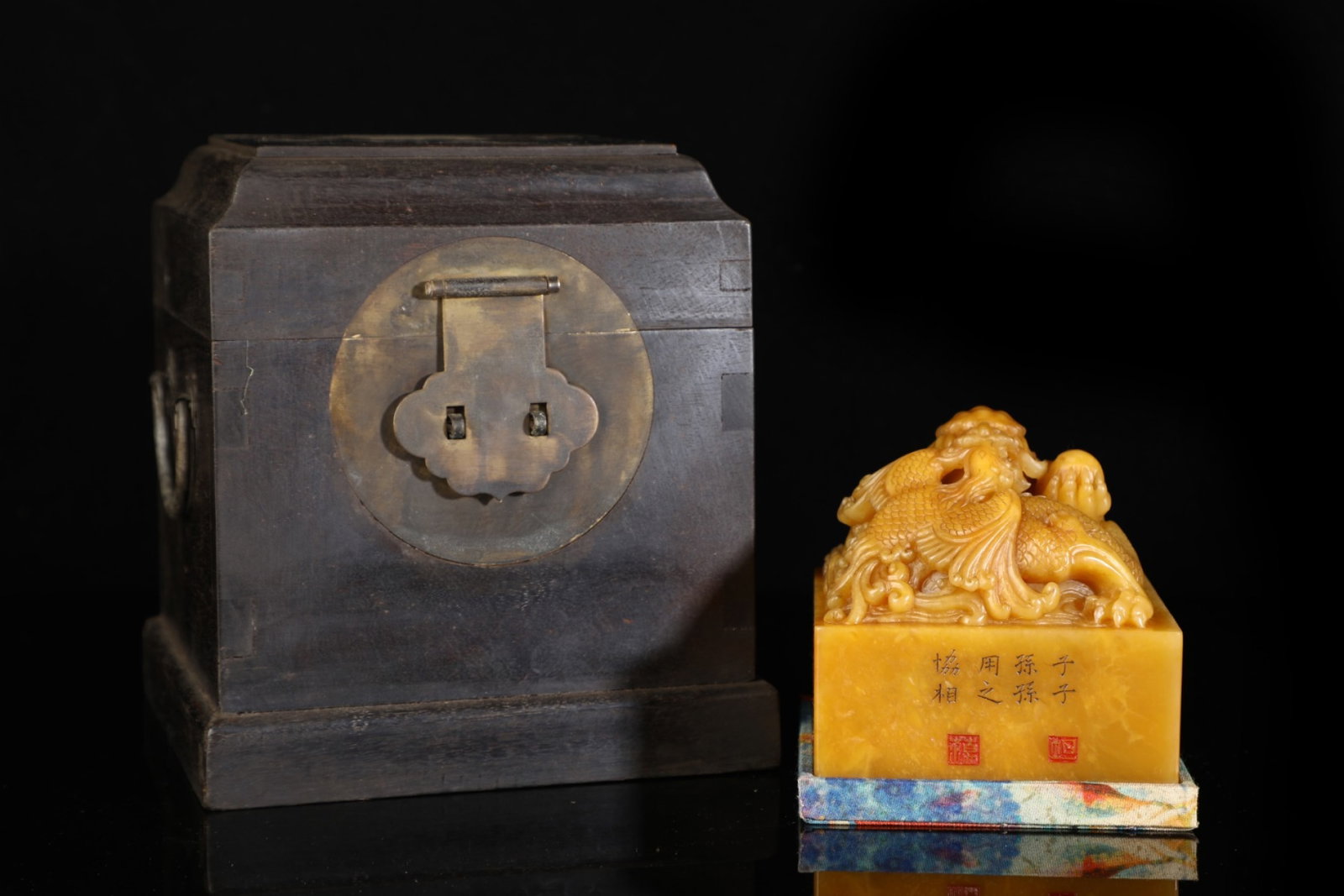 An Exquisite Tianhuang Stone Dragon and Phoenix Pattern Seal,with Poem: An Exquisite Tianhuang Stone Dragon and Phoenix Pattern Seal,with Poem,Qing Dynasty,China,with Mark,Size:3.5inx3.5in,Weight:1497g