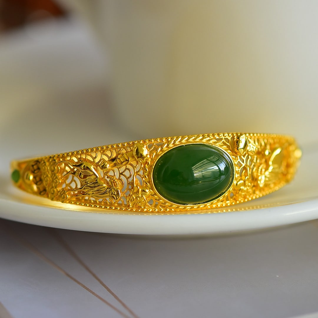 An Exquisite Sterling Silver-Gold Plated Inlaid Jasper Sheep Pattern Bracelet: An Exquisite Sterling Silver-Gold Plated Inlaid Jasper Sheep Pattern Bracelet,Size:13mmx18mm 纯银镀金镶碧玉羊纹手镯