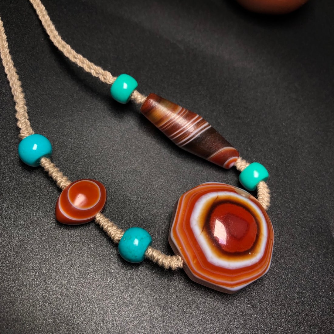 A Precious Agate Necklace - 6