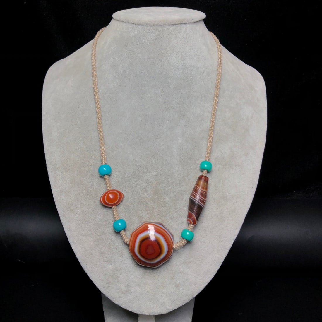 A Precious Agate Necklace - 9