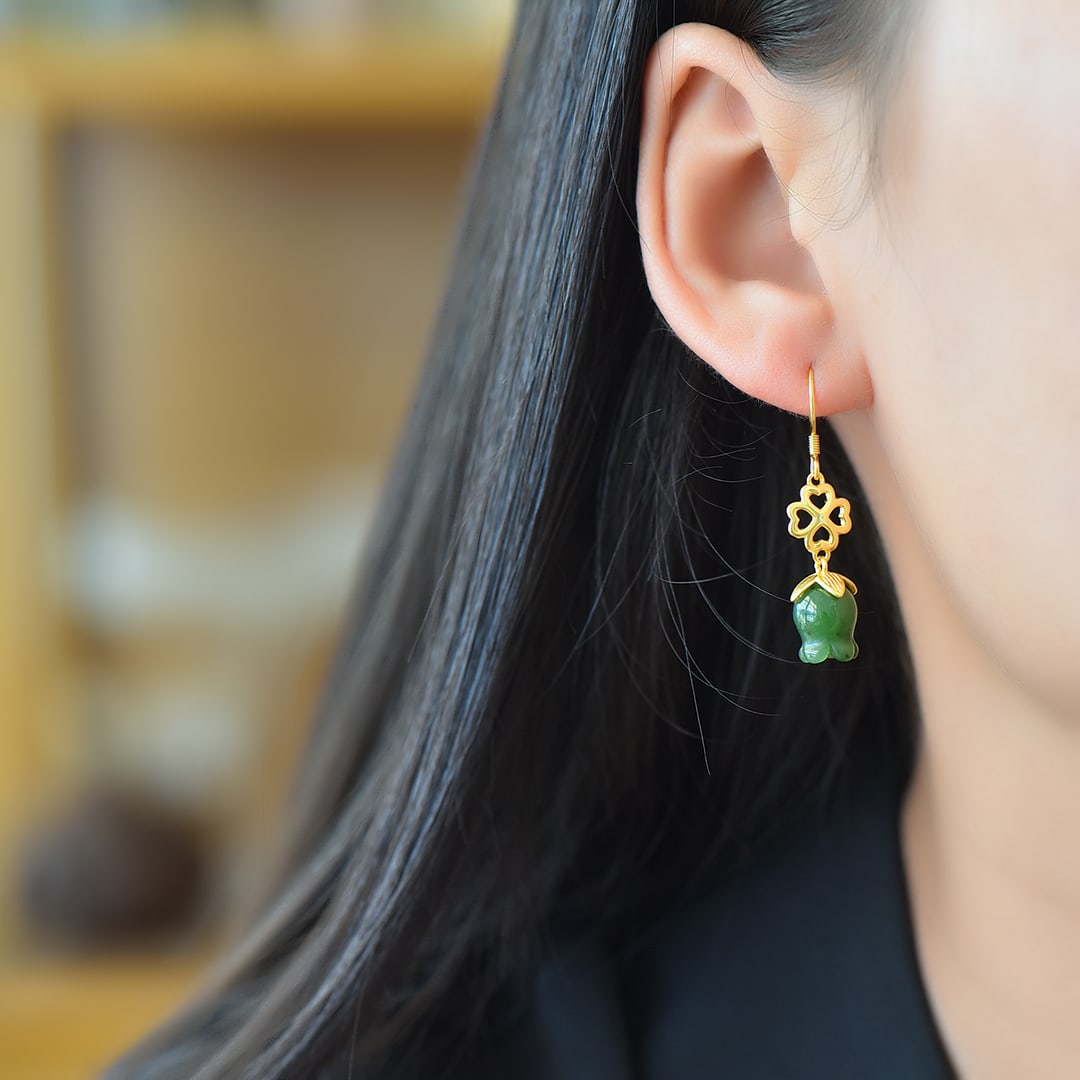 A Pair of Exquisite Sterling Silver-Gold Plated Inlaid Jasper Earrings: A Pair of Exquisite Sterling Silver-Gold Plated Inlaid Jasper Earrings,Size:9mmx11mm 一对纯银镀金镶碧玉耳环
