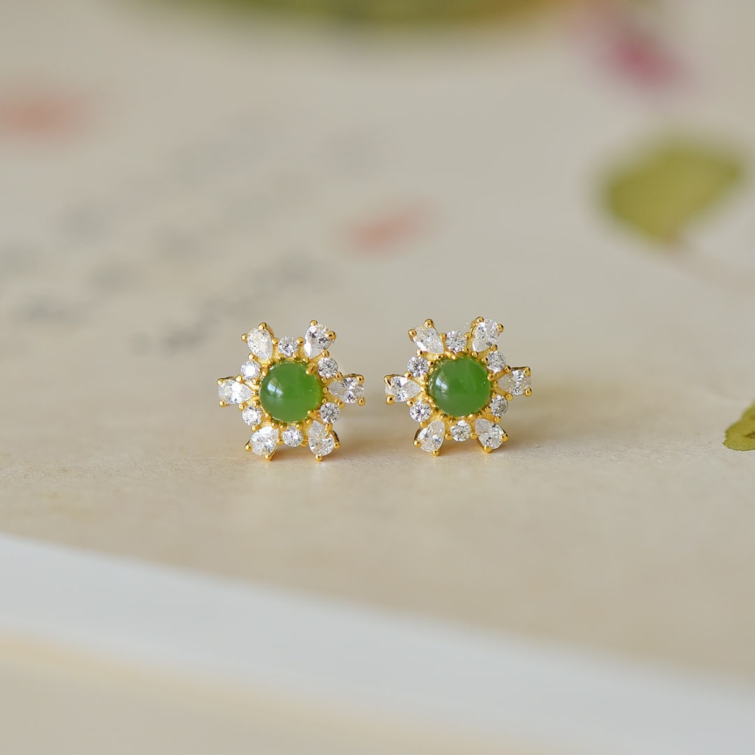A Pair of Exquisite Sterling Silver-Gold Plated Inlaid Jasper Earrings: A Pair of Exquisite Sterling Silver-Gold Plated Inlaid Jasper Earrings,Size:5mmx5mm 一对纯银镀金镶碧玉耳钉
