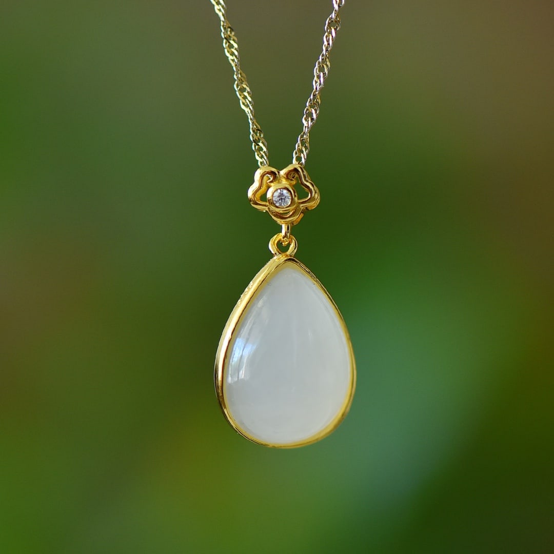 An Exquisite Sterling Silver-Gold Plated Inlaid White Jade Pendant: An Exquisite Sterling Silver-Gold Plated Inlaid White Jade Pendant,Size:13mmx16mm 纯银镀金镶白玉吊坠