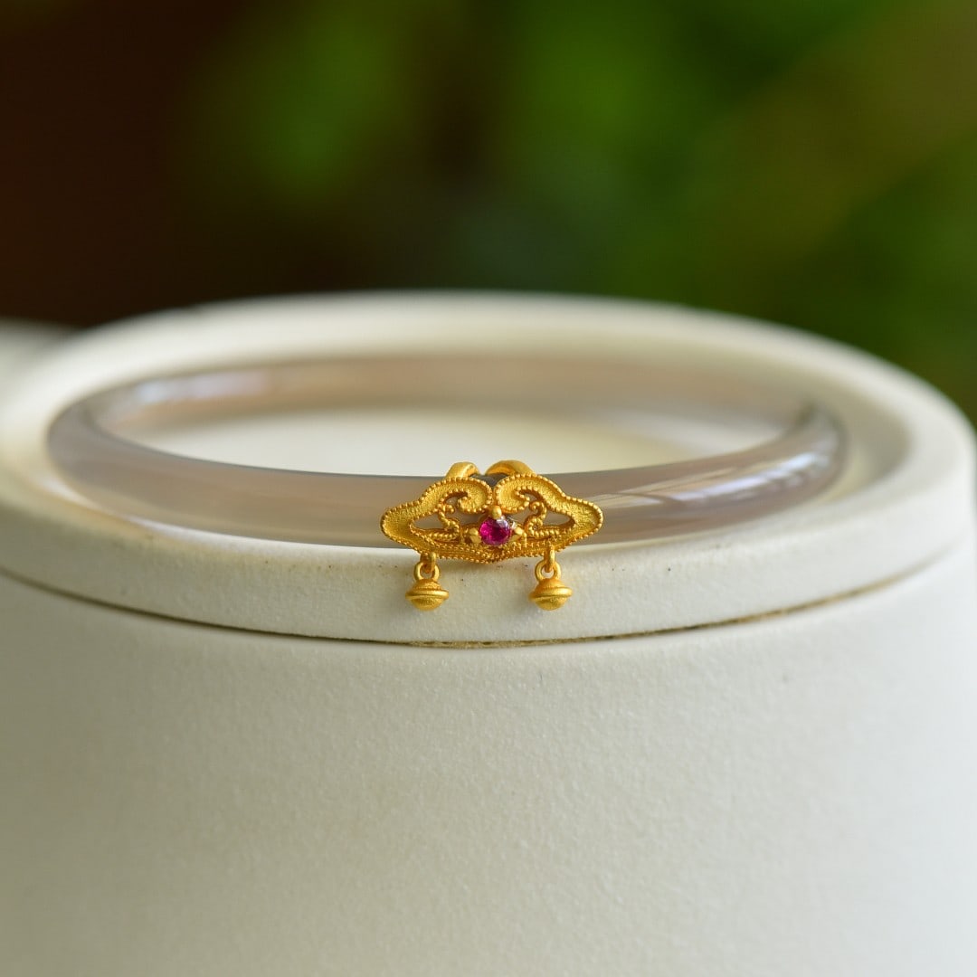 An Exquisite Sterling Silver-Gold Plated Inlaid Agate Bracelets: An Exquisite Sterling Silver-Gold Plated Inlaid Agate Bracelets 纯银镀金镶玛瑙手镯