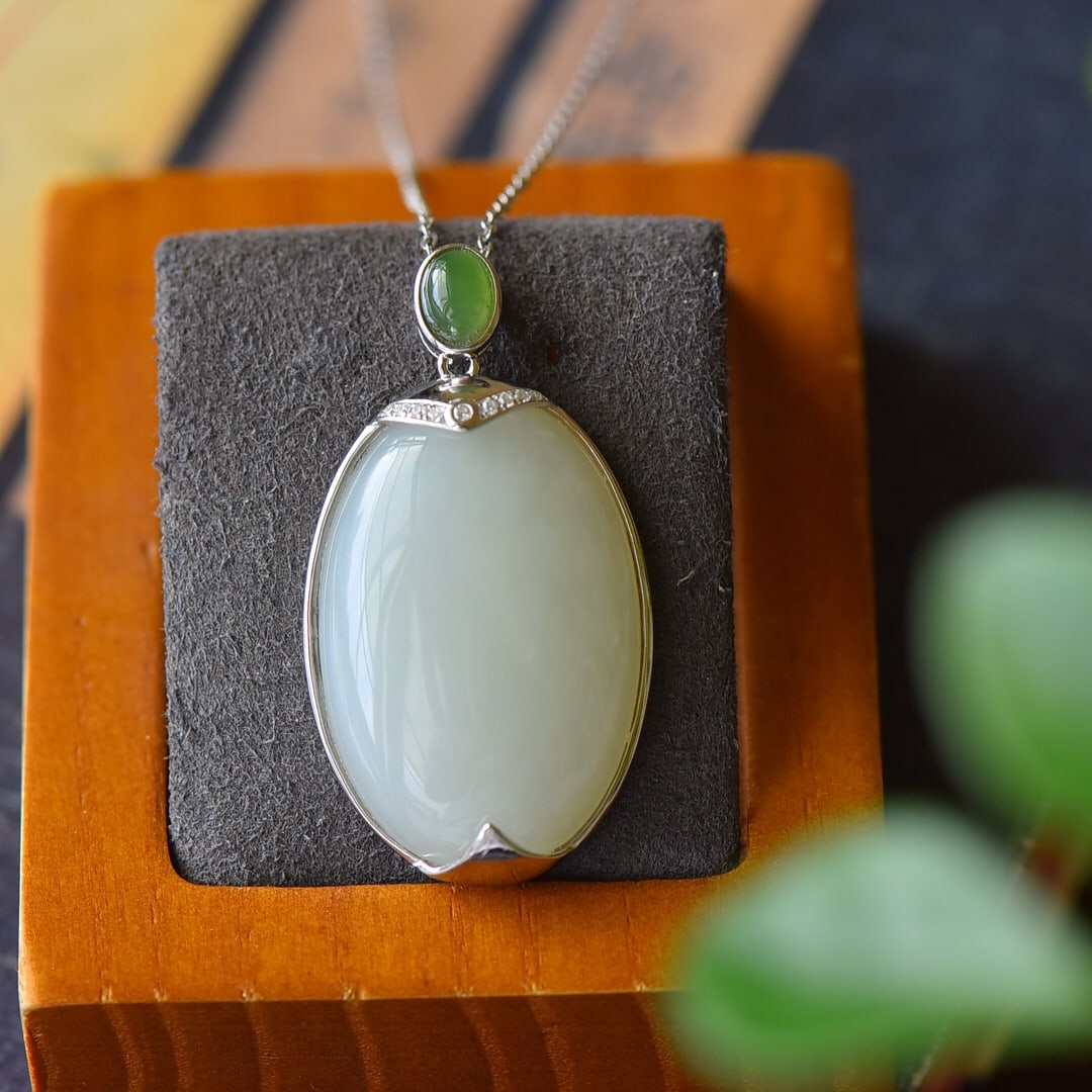 An Exquisite Sterling Silver Inlaid White Jade Necklace,Inlaid Diamond: An Exquisite Sterling Silver Inlaid White Jade Necklace,Inlaid Diamond,Size:22mmx40mm 纯银镶白玉项链,嵌钻石