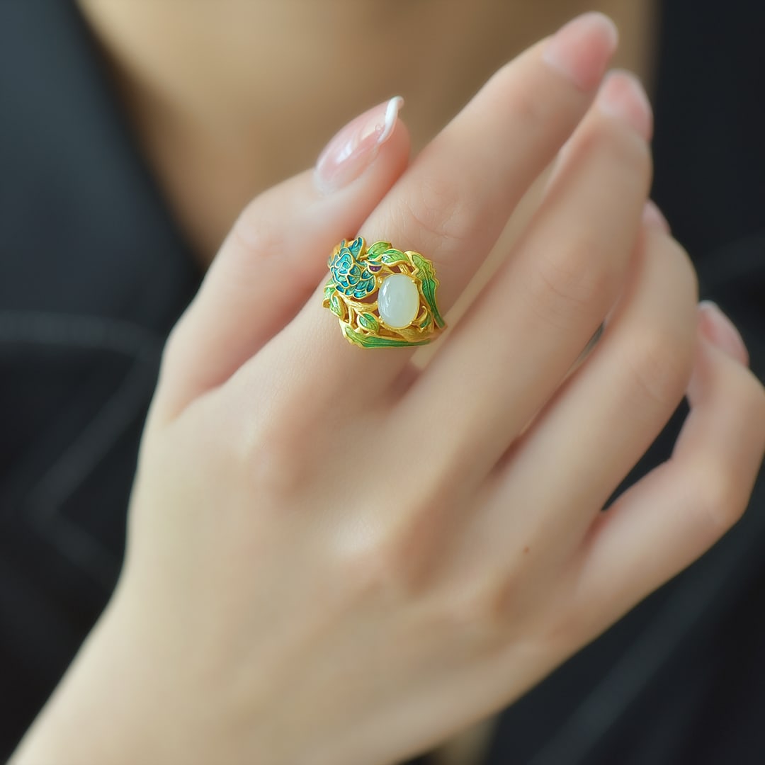 An Exquisite Sterling Silver-Gold Plated Inlaid White Jade Enamel Ring: An Exquisite Sterling Silver-Gold Plated Inlaid White Jade Enamel Ring,Size:6mmx8mm 纯银镀金镶白玉珐琅戒指
