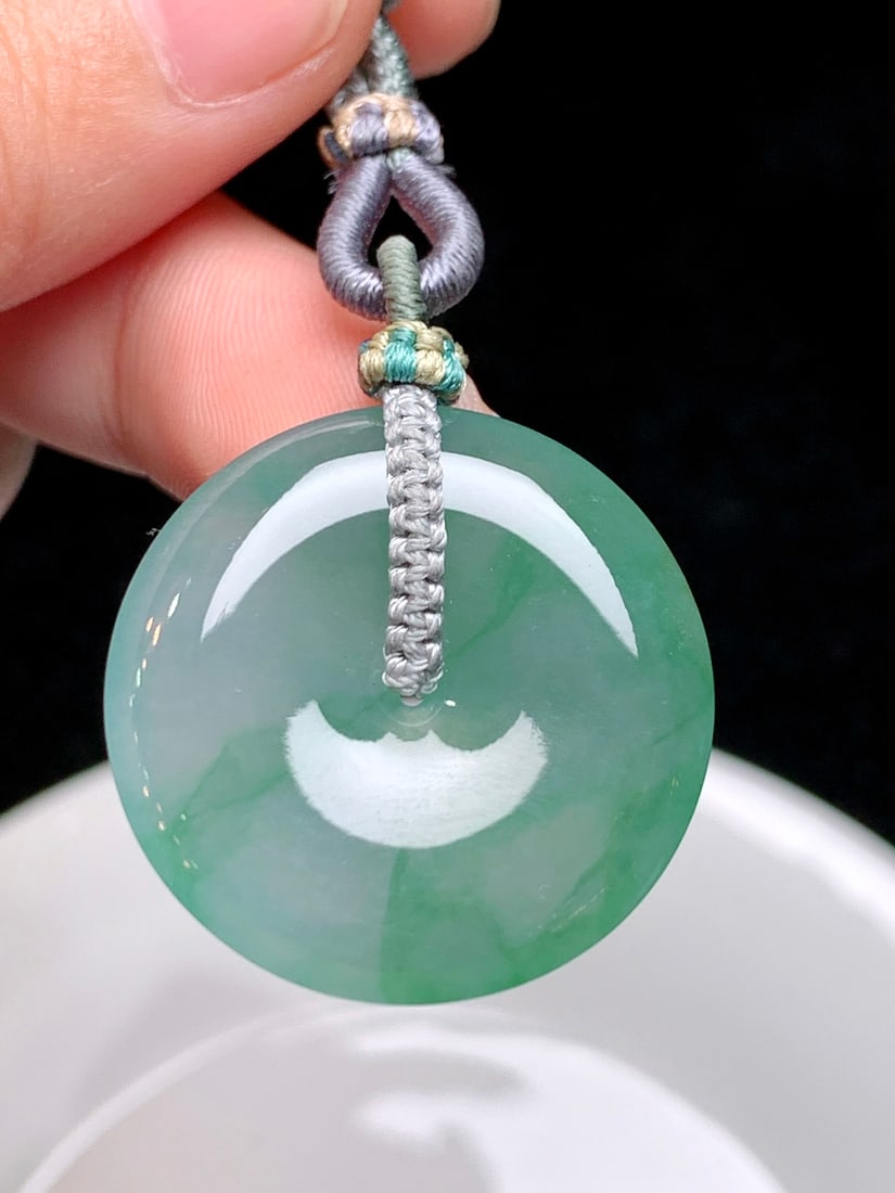 An Exquisite Jadeite Pendant: An Exquisite Jadeite Pendant,Size(Loose Stone):26.5mmx4.8mm 翡翠吊坠