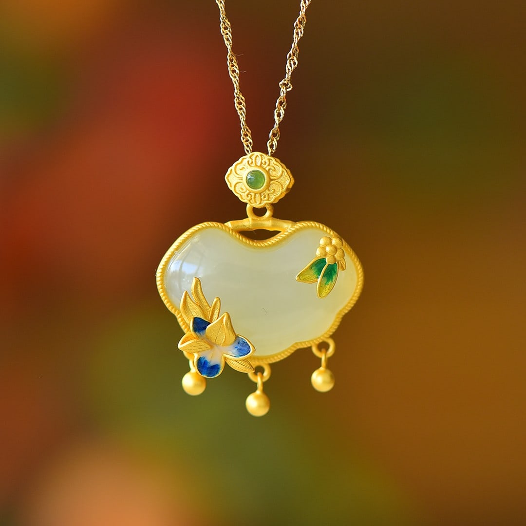 An Exquisite Sterling Silver-Gold Plated Inlaid White Jade Pendant: An Exquisite Sterling Silver-Gold Plated Inlaid White Jade Pendant,Size:16mmx24mm 纯银镀金镶白玉吊坠