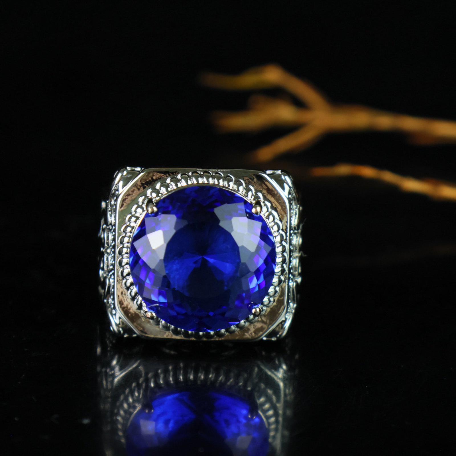 An Exquisite Ring: An Exquisite Ring,Size:20mmx15mm 一个精美的戒指