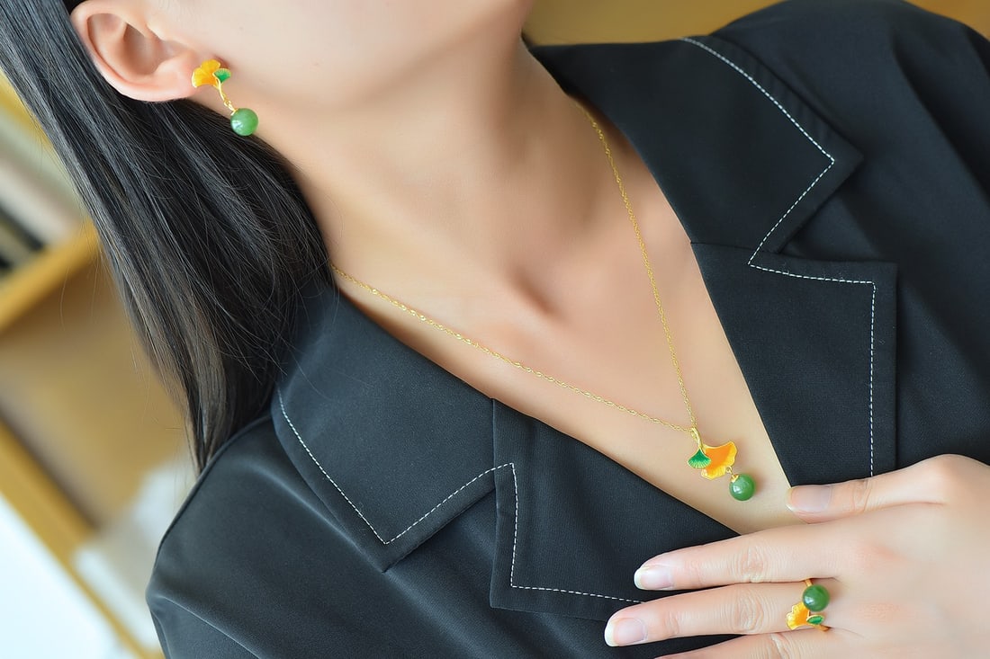 A Set of Fine Sterling Silver-Gold Plated Inlaid Jasper Jewelrys: A Set of Fine Sterling Silver-Gold Plated Inlaid Jasper Jewelrys 一套纯银镀金镶碧玉首饰