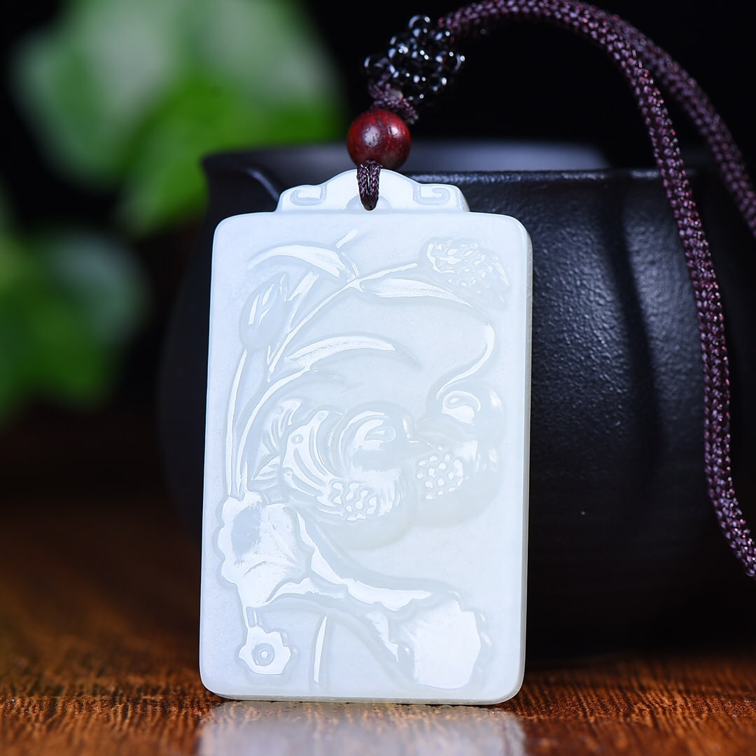 An Exquisite White Jade Mandarin Duck Pattern Pendant: An Exquisite White Jade Mandarin Duck Pattern Pendant,Size:31mmx51 mm (寓意)吉祥富贵,平安 白玉鸳鸯纹牌