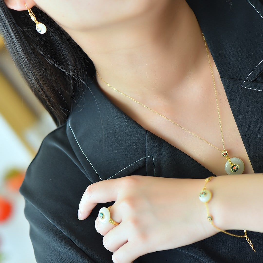A Set of Fine Sterling Silver-Gold Plated Inlaid Jasper Jewelrys: A Set of Fine Sterling Silver-Gold Plated Inlaid Jasper Jewelrys 一套纯银镀金镶碧玉首饰