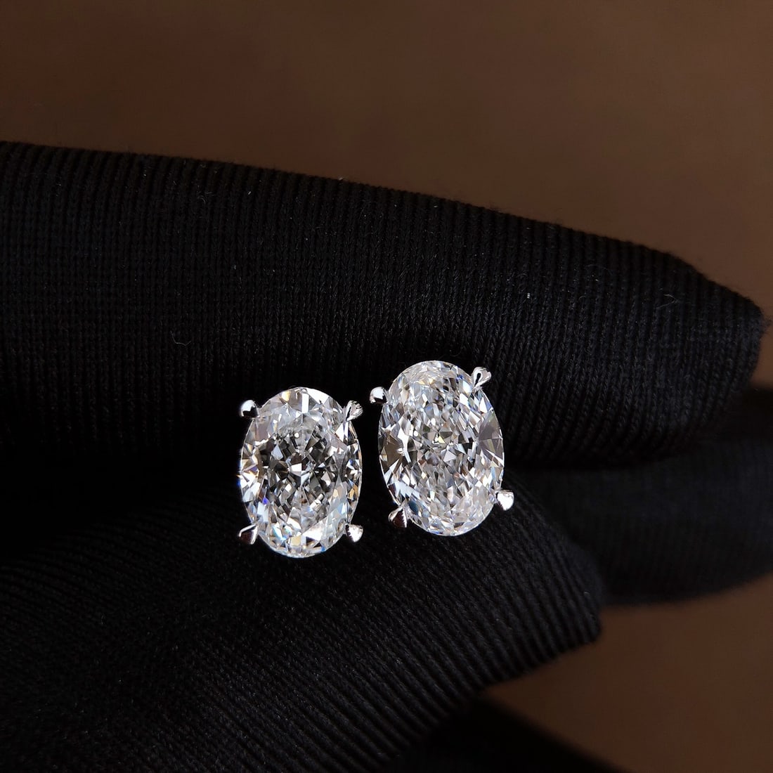 A Pair of 18k Gold Inlaid 4Ctw Diamond Earrings: A Pair of 18k Gold Inlaid 4Ctw Diamond Earrings,Size:9.3mmx6.4mm 一对18K金嵌4Ctw钻石耳钉