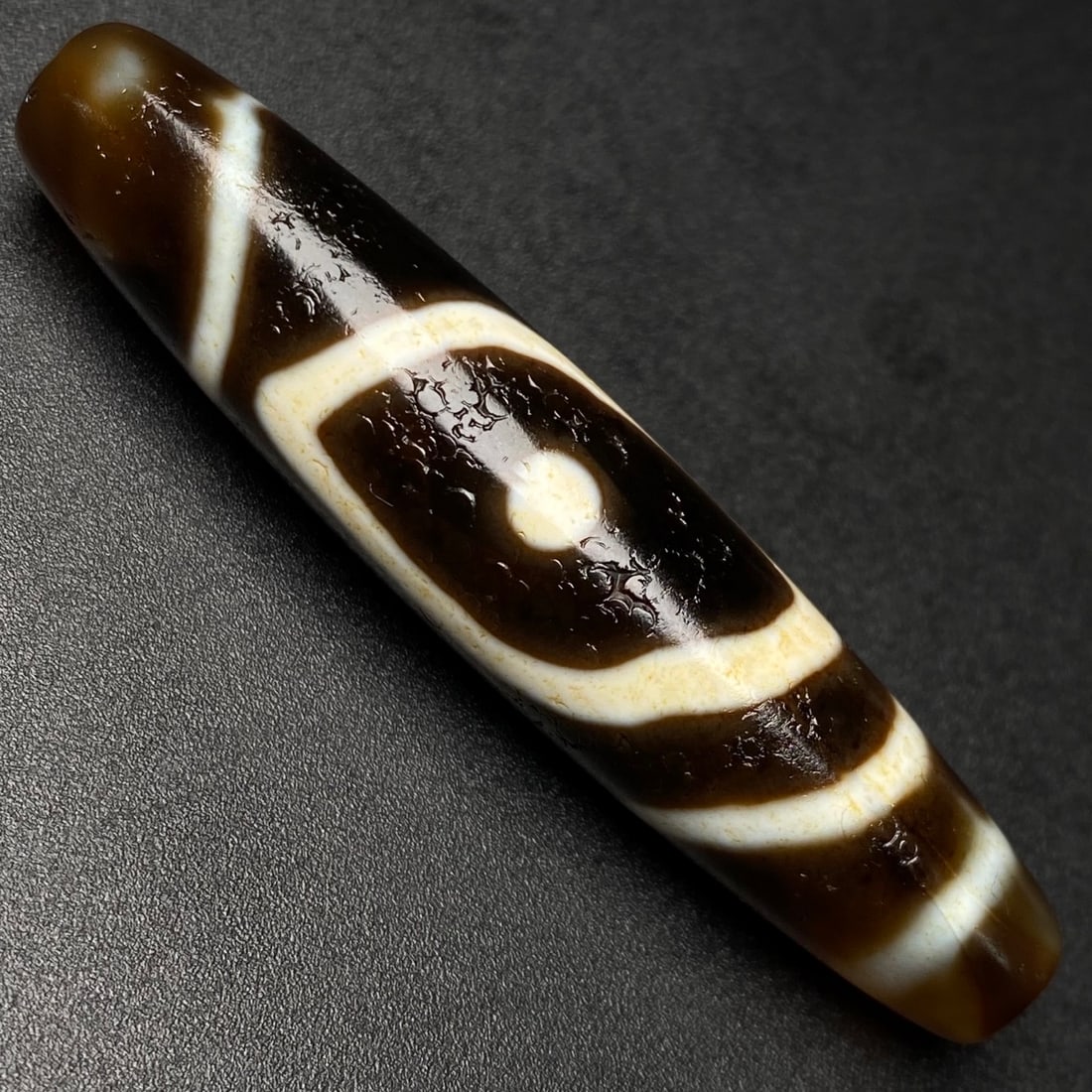 An Exquisite Dzi Bead Pendant: An Exquisite Dzi Bead Pendant,Size:57mmx12mm,Weight:14.1g 天珠挂件
