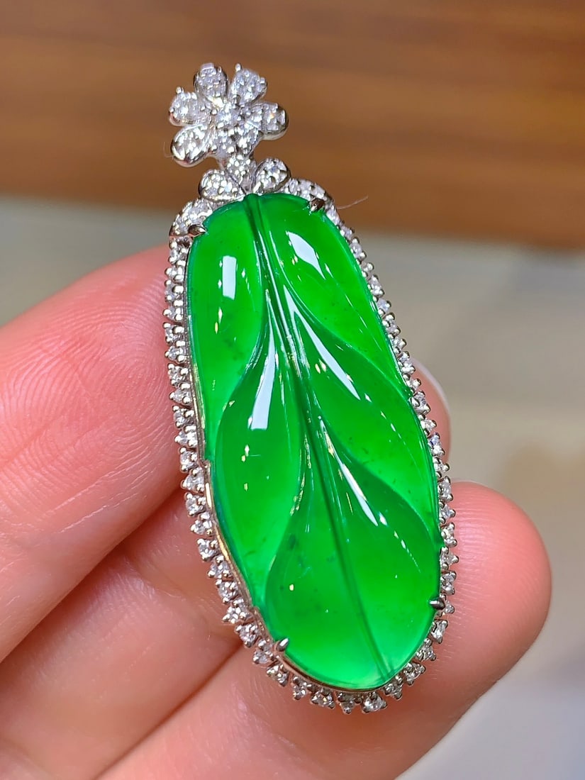 An Exquisite 18k Gold Diamond Inlaid Jadeite Pendant: An Exquisite 18k Gold Diamond Inlaid Jadeite Pendant,Size(Loose Stone):30.2mmx13.2mmx3.5mm 18k金钻镶嵌翡翠吊坠