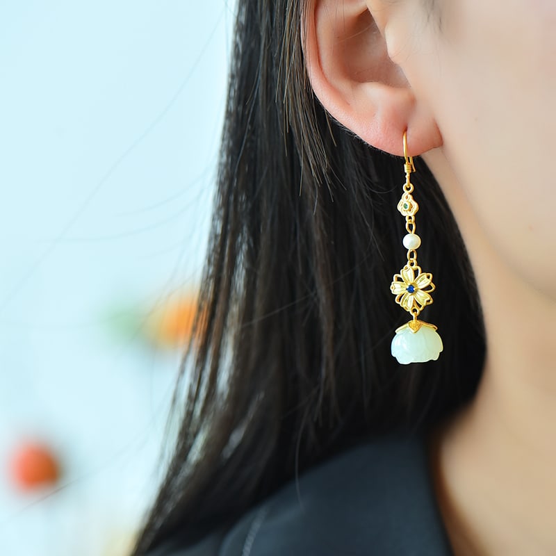 A Pair of Exquisite Sterling Silver-Gold Plated Inlaid White Jade Earrings,Inlaid Pearl: A Pair of Exquisite Sterling Silver-Gold Plated Inlaid White Jade Earrings,Inlaid Pearl 一对纯银镀金镶白玉耳环,嵌珍珠