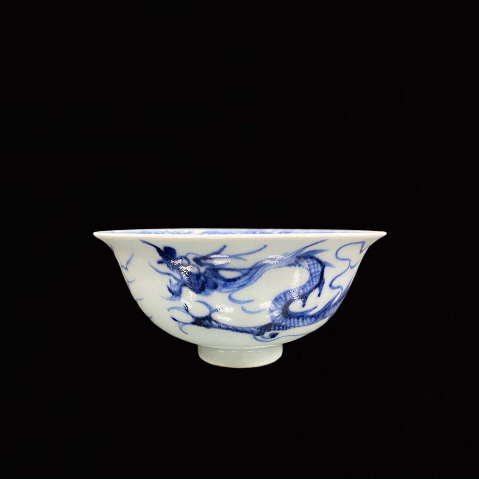 An Exquisite Blue and White Dragon Pattern Bowl: An Exquisite Blue and White Dragon Pattern Bowl,Qing Dynasty,China,Size:4.7inx2.3in 青花龙纹碗,中国清代