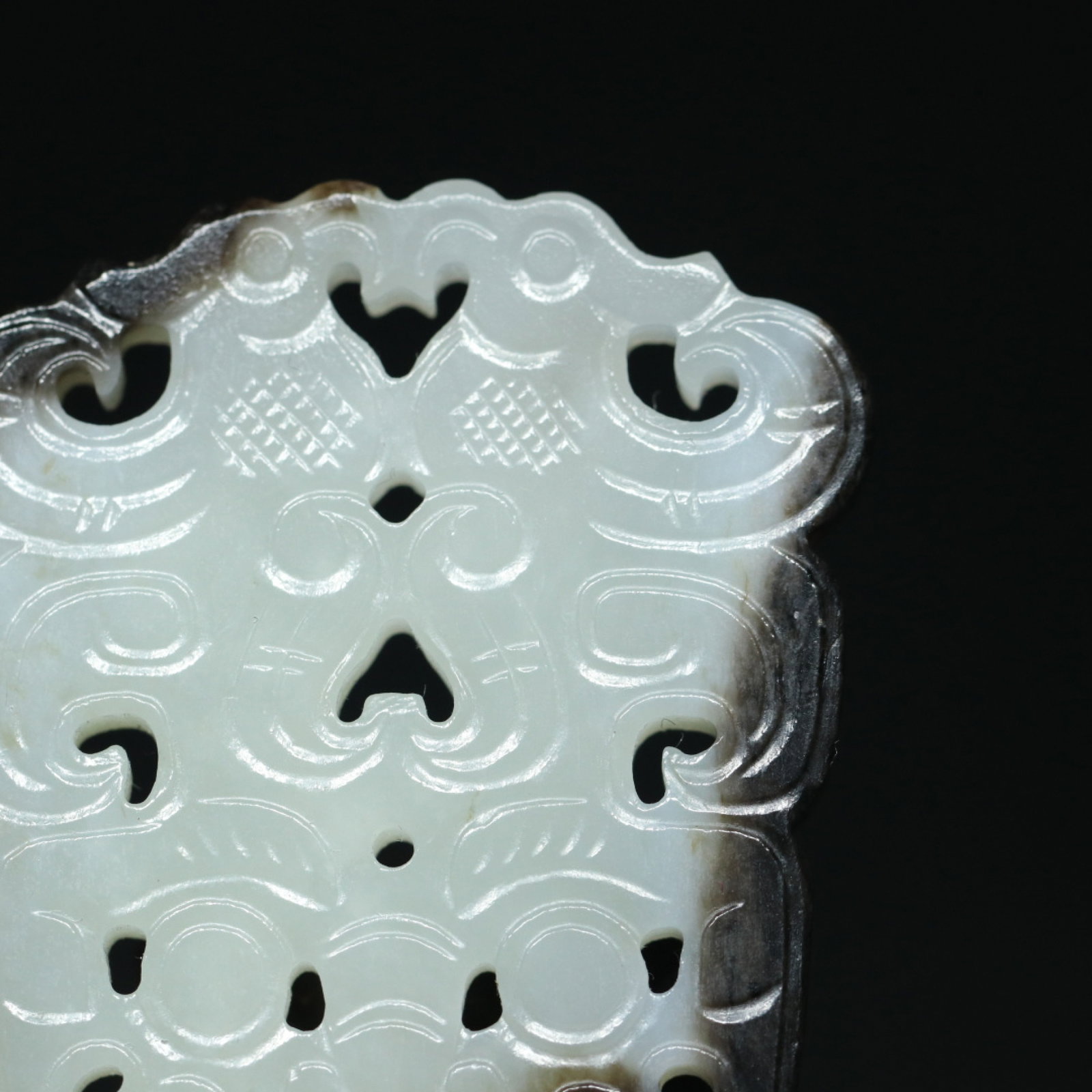 An Exquisite White Jade Beast-Face Pattern Pendant - 5