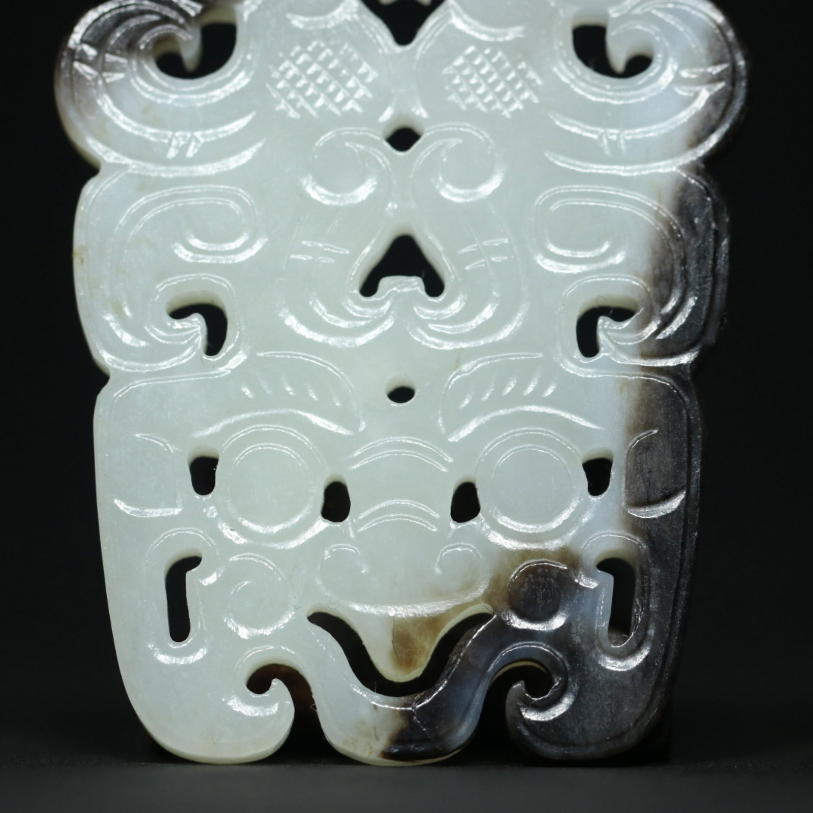 An Exquisite White Jade Beast-Face Pattern Pendant - 7
