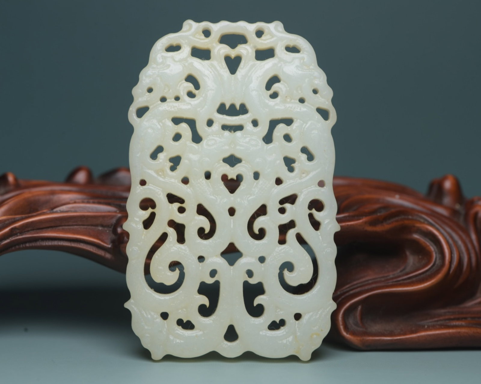 An Exquisite White Jade Dragon and Phoenix Pattern Pendant: An Exquisite White Jade Dragon and Phoenix Pattern Pendant,Qing Dynasty,China,Size:3inx2inx0.2in,Weight:47g 白玉龙凤纹牌,中国清代