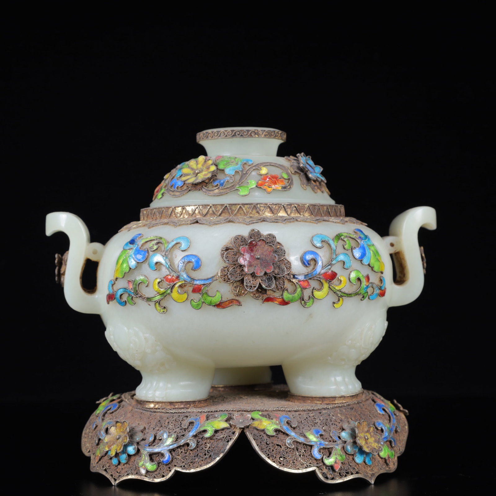 An Exquisite Silver-gilt Inlaid White Jade Flower Pattern Censer: An Exquisite Silver-gilt Inlaid White Jade Flower Pattern Censer,Qing Dynasty, China,Qianlong Four-character Mark,Size:6.9inx5.3inx5.5in,Weight:750g 银鎏金嵌白玉