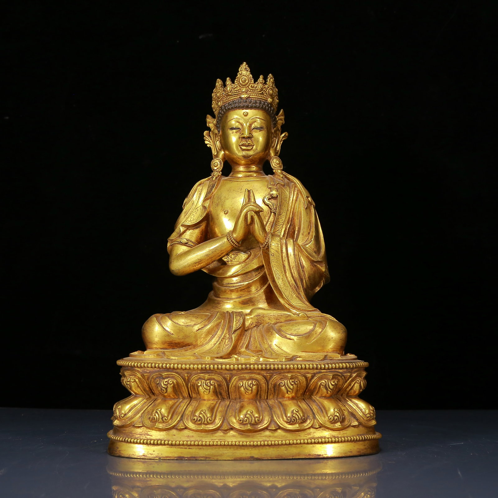 A Solemn Gilt Bronze Statue of Sakyamuni: A Solemn Gilt Bronze Statue of Sakyamuni,Qing Dynasty, China,Size:7.9inx6.7inx13in,Weight:7975g 铜鎏金大日如来像，清代