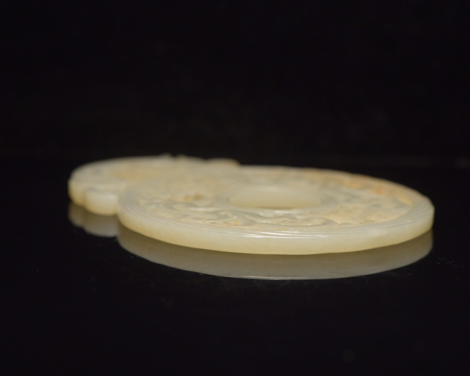 An Exquisite White Jade Dragon Pattern Pendant - 3