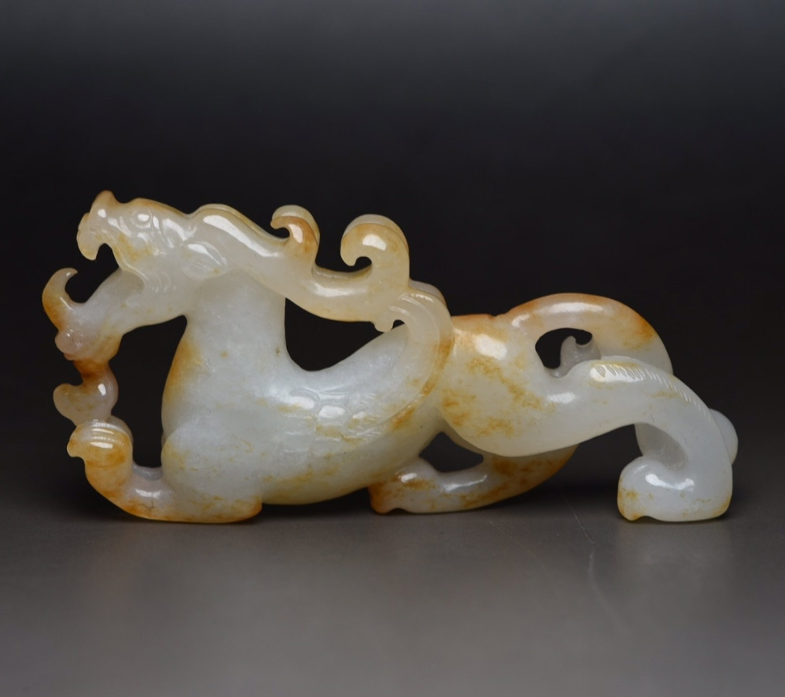 An Exquisite White Jade Dragon Ornament: An Exquisite White Jade Dragon Ornament,Qing Dynasty,China,Size:3.1inx1.5inx0.4in,Weight:44g 白玉龙摆件,中国清代