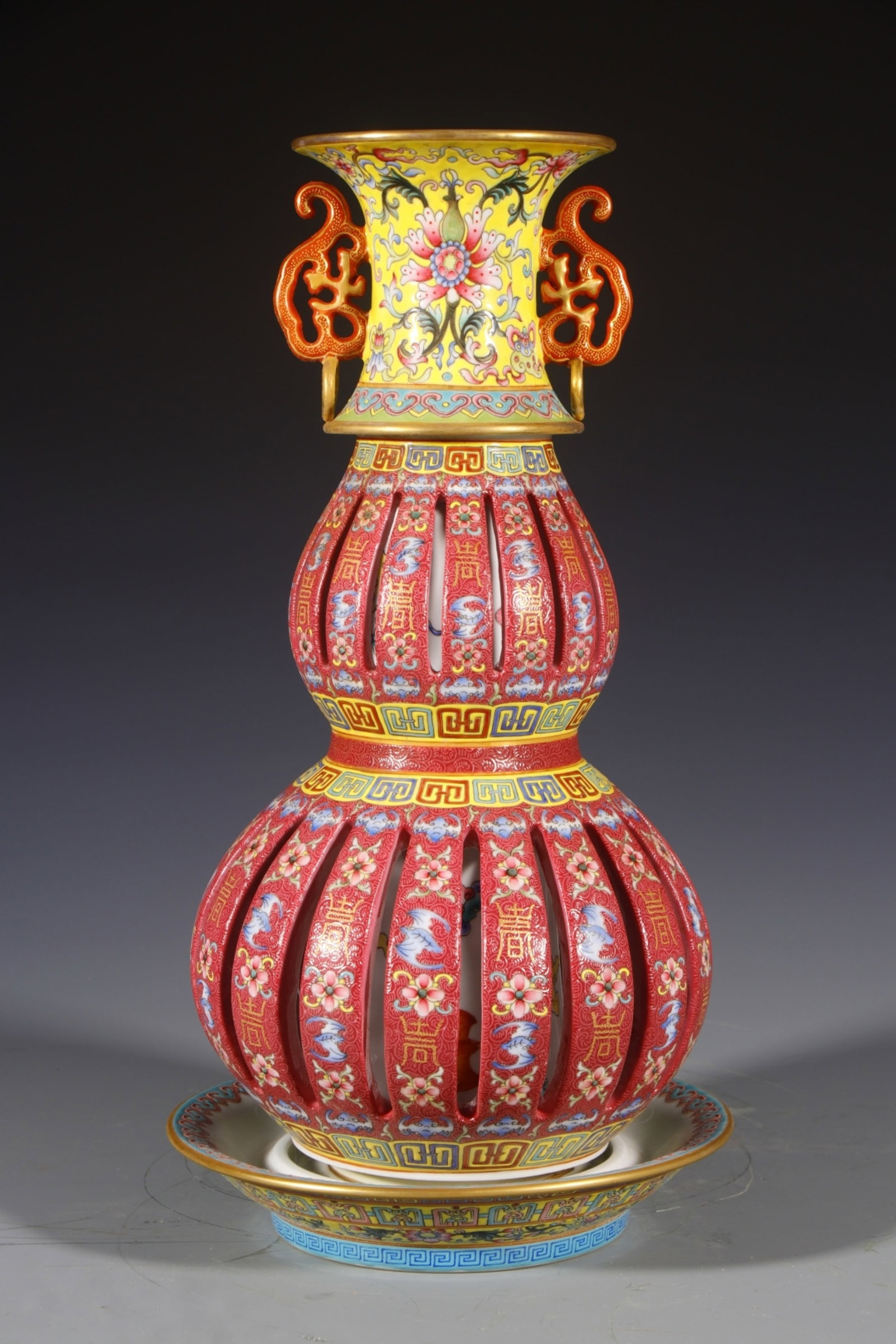 An Exquisite Enamel Ruby Red-Glazed Bats and Peach Pattern Double-Ears Gourd-Shaped Vase: An Exquisite Enamel Ruby Red-Glazed Bats and Peach Pattern Double-Ears Gourd-Shaped Vase,Qing Dynasty,China,Qianlong Six-character Mark,Size:15.7inx5.1in 珐琅彩胭脂಩