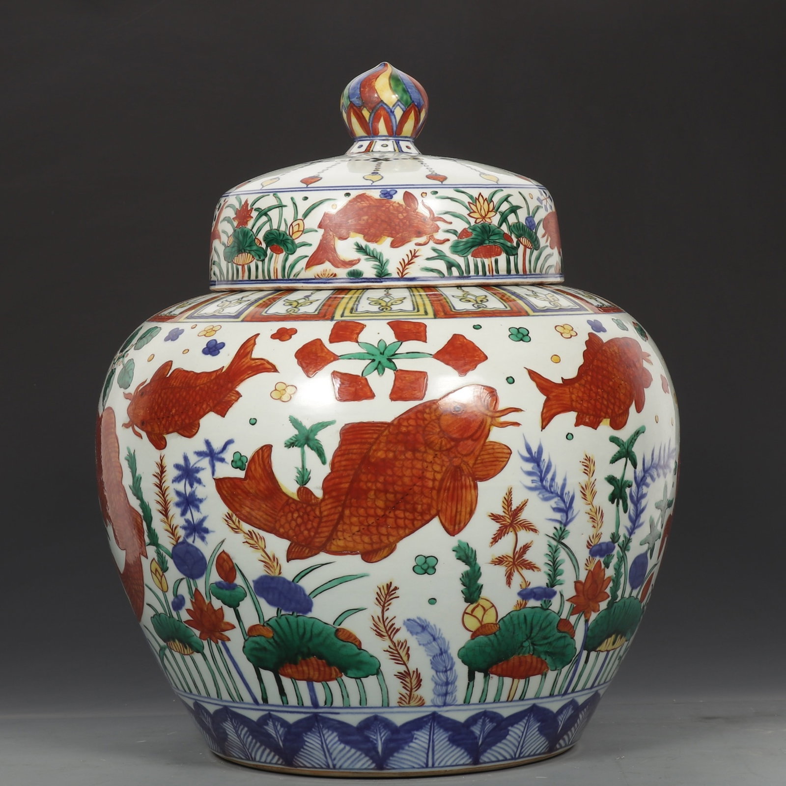 A Huge Wucai Hornwort Pattern Jar with Cover: A Huge Wucai Hornwort Pattern Jar with Cover,Ming Dynasty,China,Jiajing Six-character Mark,Size:19.5inx15in 五彩鱼藻纹盖罐,中国明代,&#