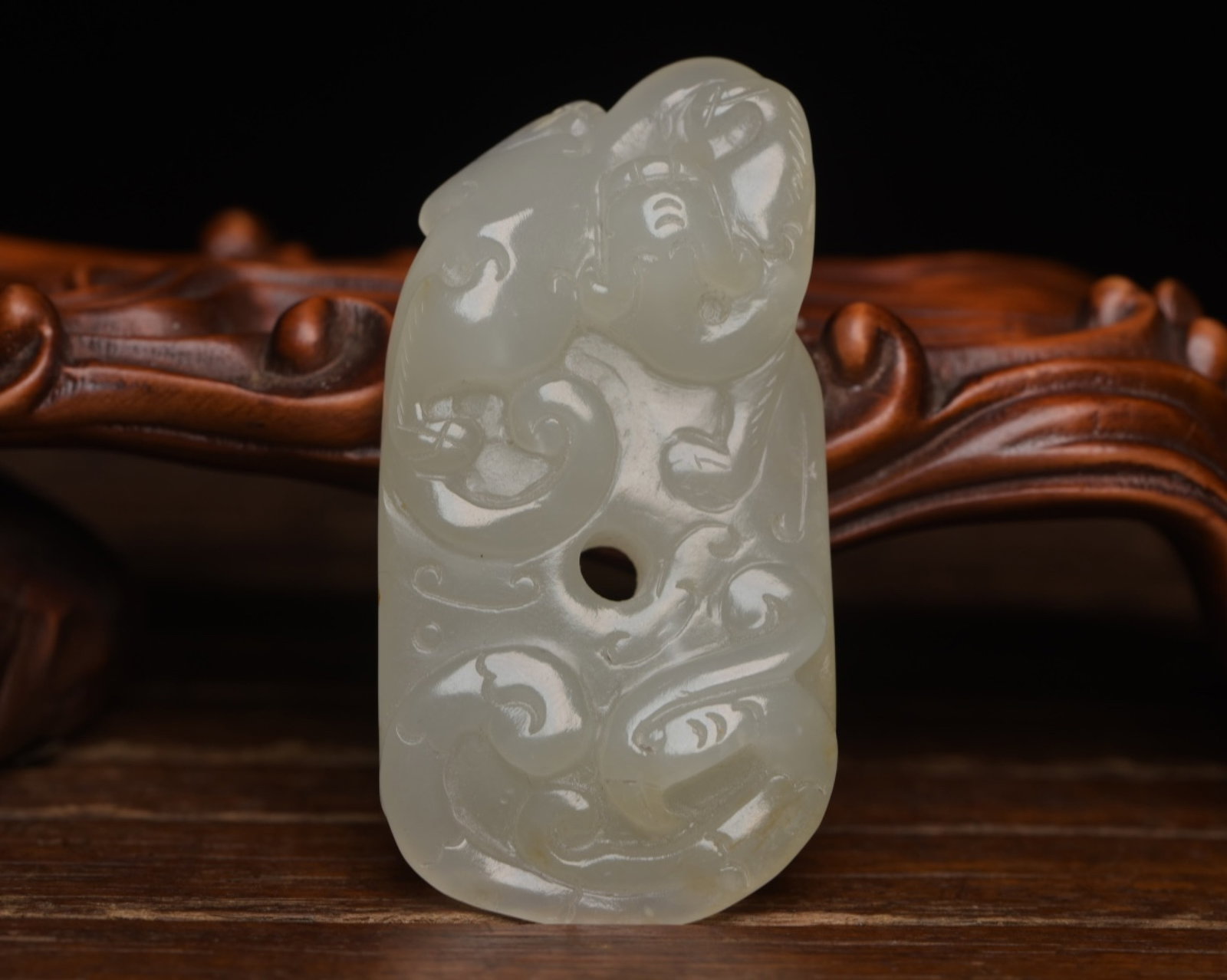 An Exquisite White Jade Dragon Pattern Pendant: An Exquisite White Jade Dragon Pattern Pendant,Qing Dynasty,China,Size:2.3inx1.2inx0.4in,Weight:30g 白玉龙纹佩,中国清代