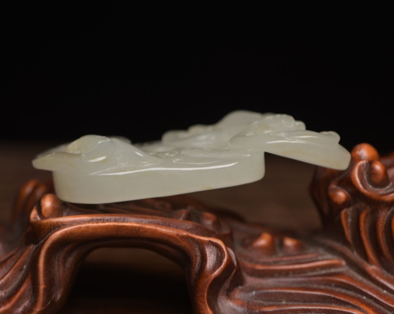 An Exquisite White Jade Dragon Pattern Pendant - 3