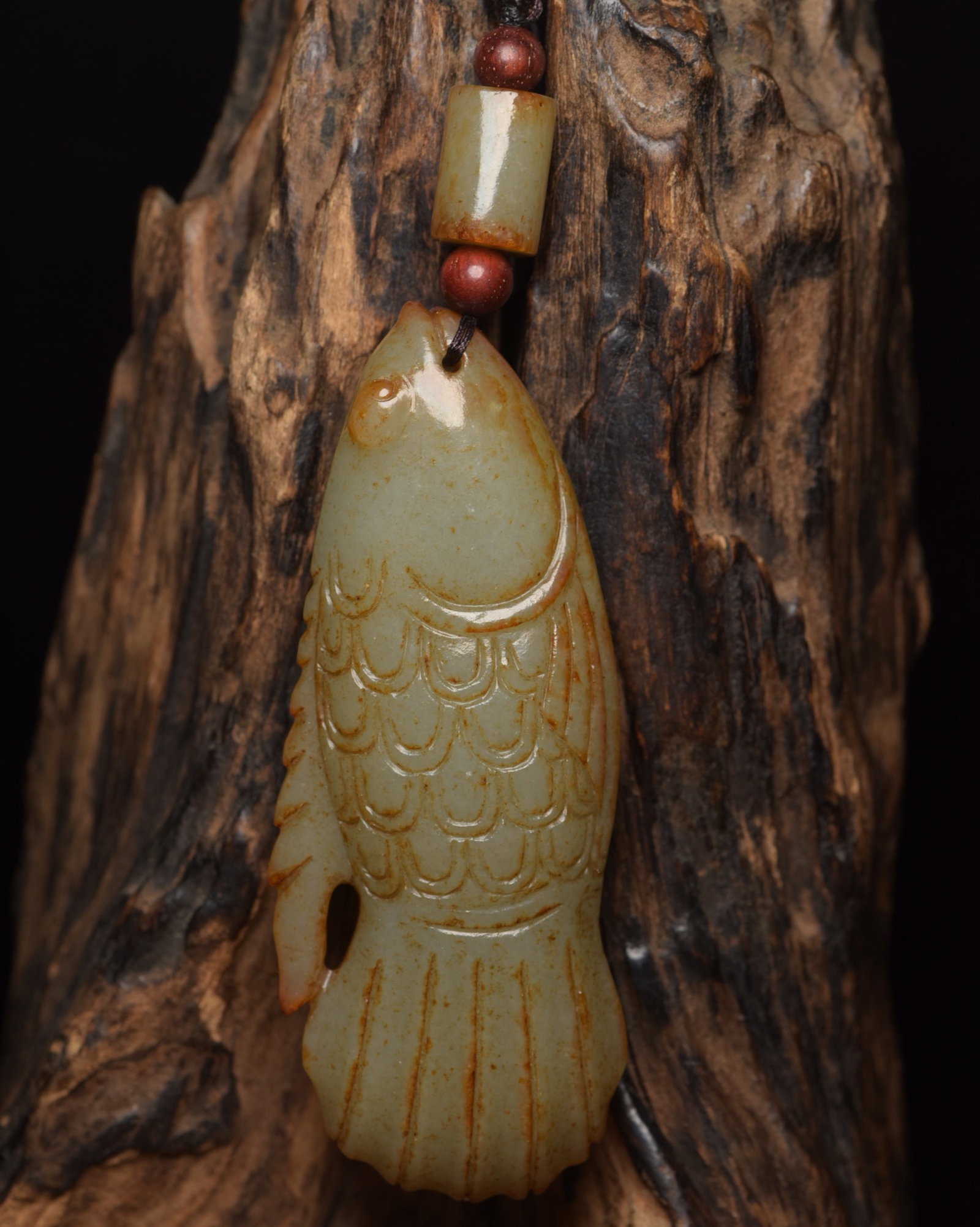 An Exquisite White Jade Fish Pendant: An Exquisite White Jade Fish Pendant,Qing Dynasty,China,Size:5inx1.5inx0.6in,Weight:108g 白玉鱼挂件,中国清代