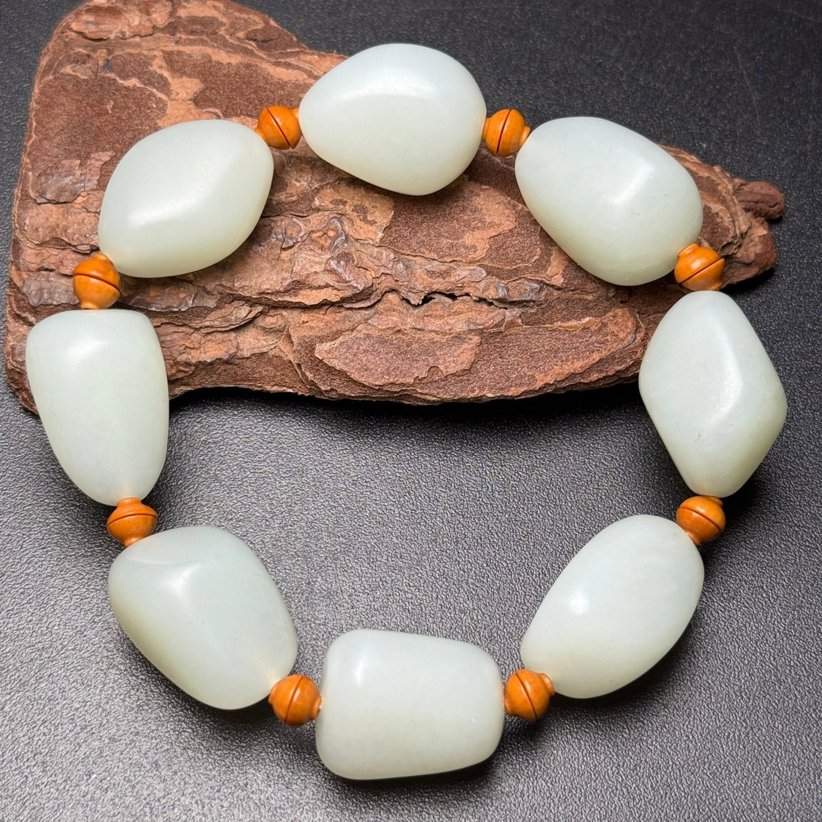 An Exquisite White Jade Bracelet: An Exquisite White Jade Bracelet,Qing Dynasty,China,Size:23mmx17mmx14mm,Weight:64g 白玉手串,中国清代