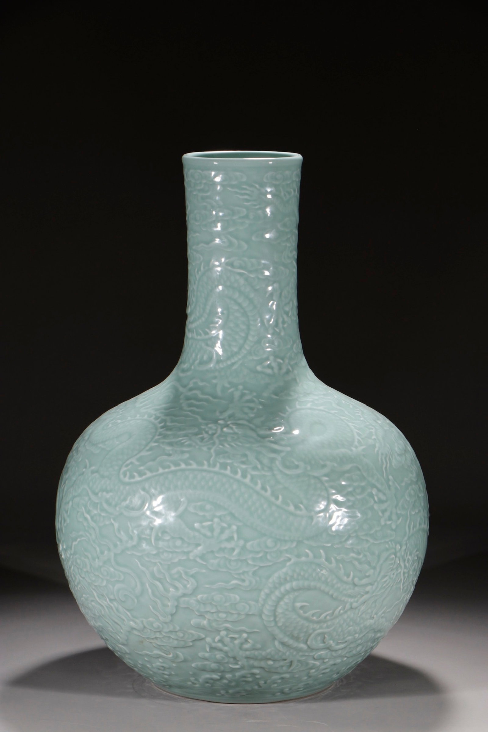 A Huge Celadon Glazed Auspicious Cloud and Dragon Pattern Vase: A Huge Celadon Glazed Auspicious Cloud and Dragon Pattern Vase,Qing Dynasty,China,Qianlong Six-character Mark,Size:21.5in 粉青釉祥云龙纹瓶,中Þ