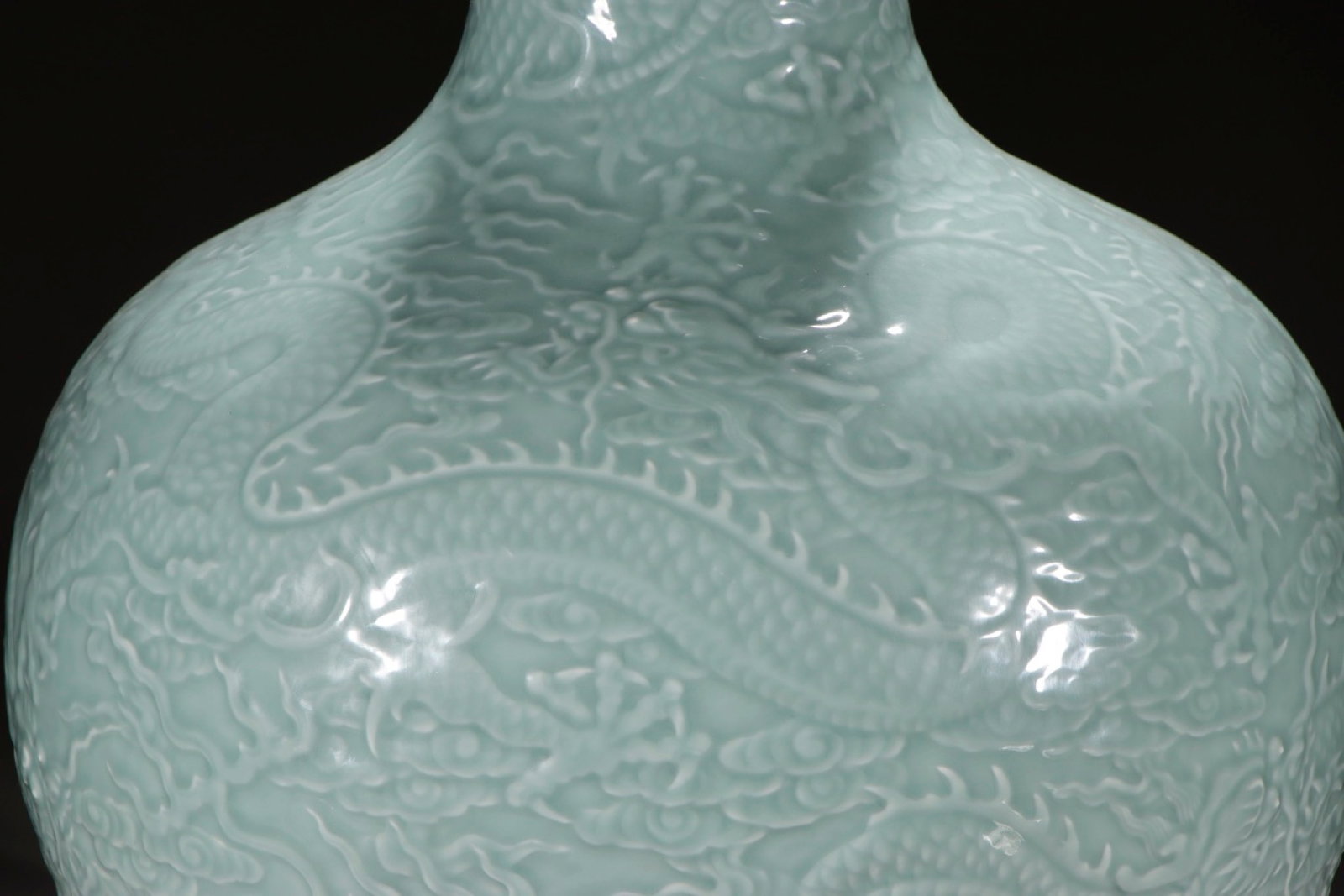 A Huge Celadon Glazed Auspicious Cloud and Dragon Pattern Vase - 3