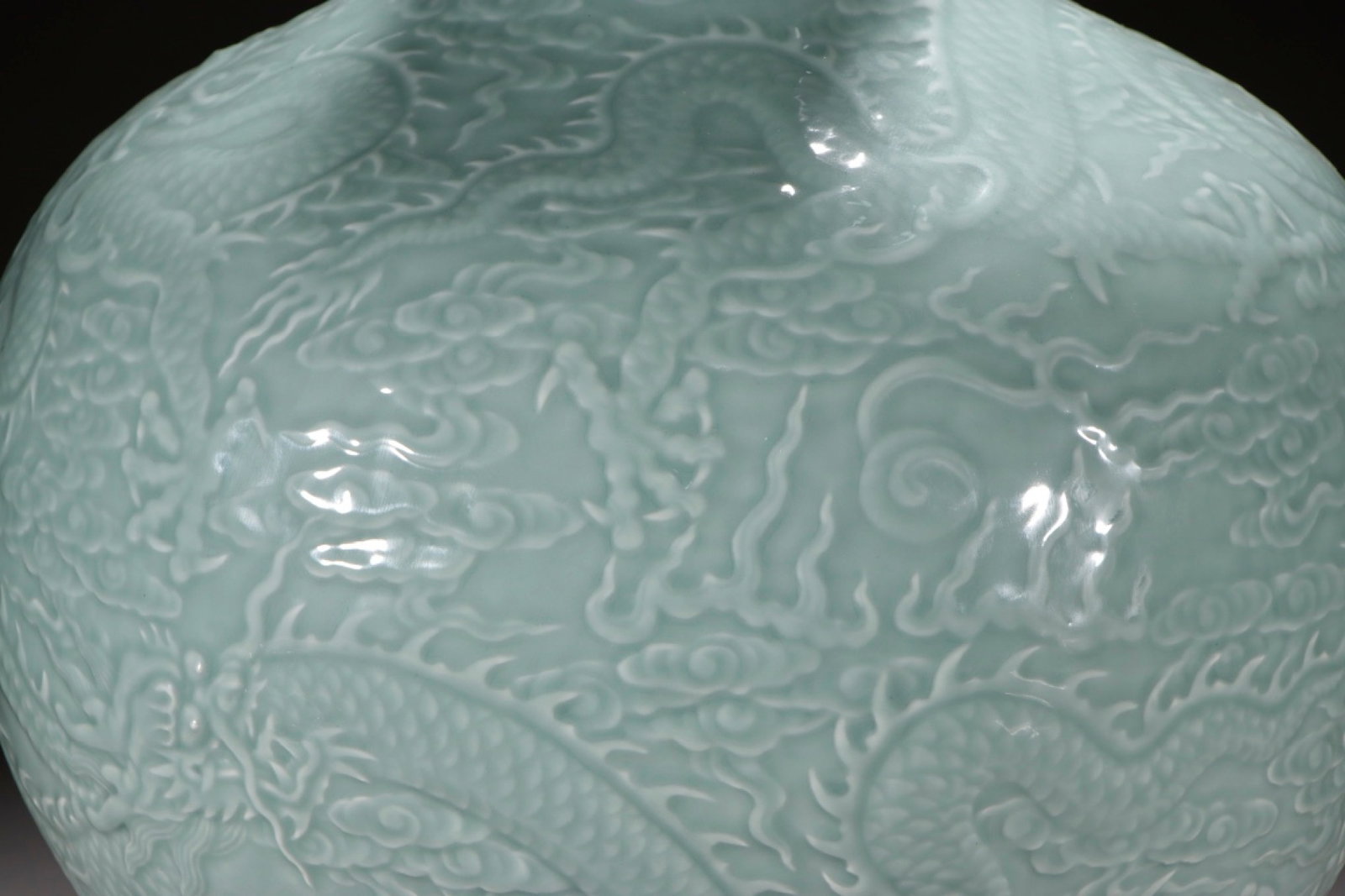 A Huge Celadon Glazed Auspicious Cloud and Dragon Pattern Vase - 5