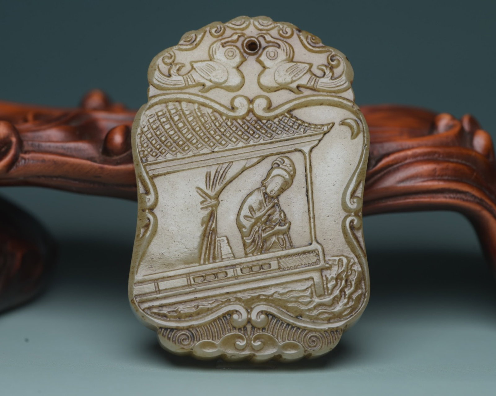 An Exquisite White Jade Figure Pattern Pendant,with poem: An Exquisite White Jade Figure Pattern Pendant,with poem,Qing Dynasty,China,Size:2.2inx1.5inx0.4in,Weight:47g 白玉人物纹牌,带诗文,中国