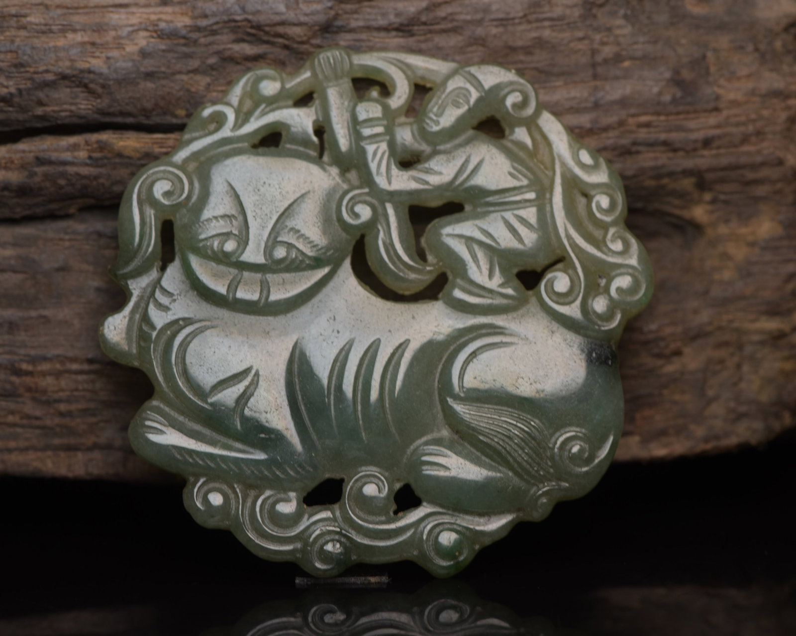 An Exquisite Jadeite Lion Pattern Pendant: An Exquisite Jadeite Lion Pattern Pendant,Qing Dynasty,China,Size:2.1inx2.1inx0.2in,Weight:22g 翡翠狮子纹挂件,中国清代